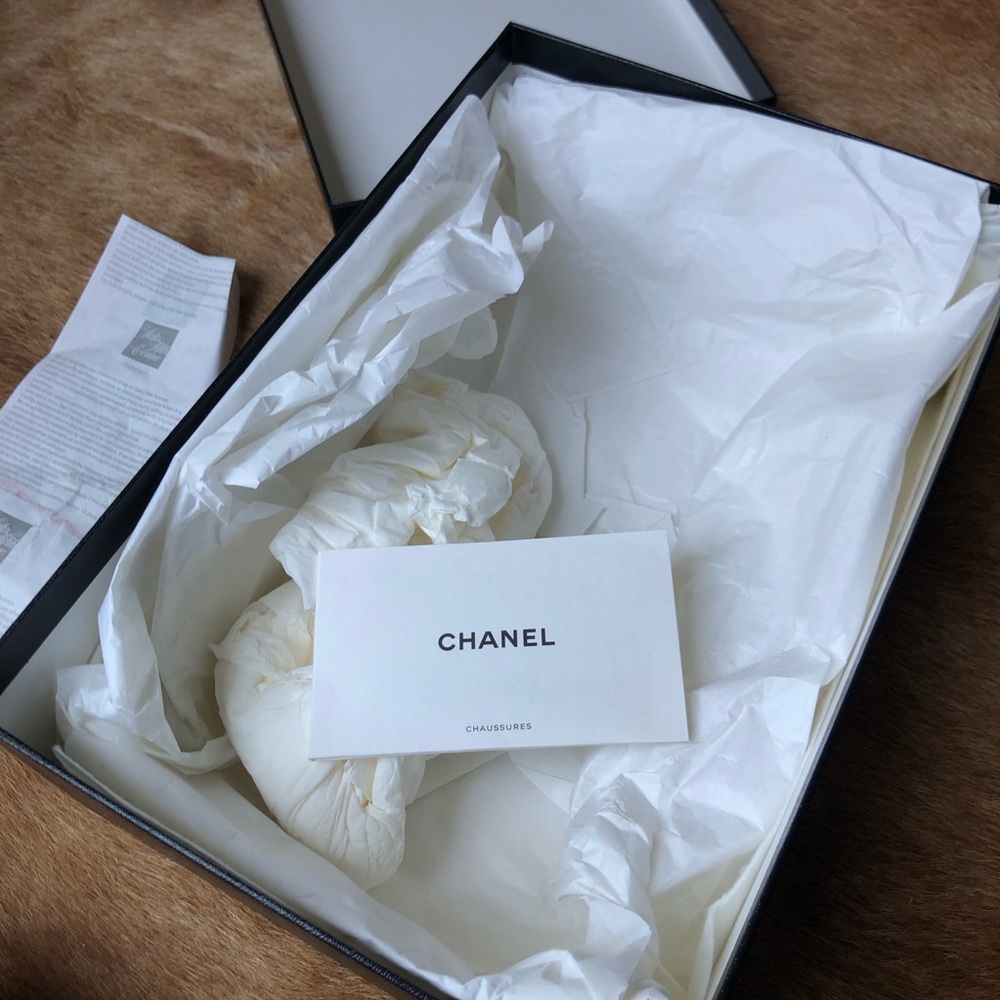 Chanel Beige and Black Bow Slide Sandals NIB G45691 size 39 $1350 - Picture 9 of 10